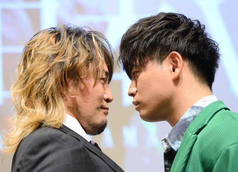  にらみ合う清宮海斗(右)と棚橋弘至(東スポWeb)