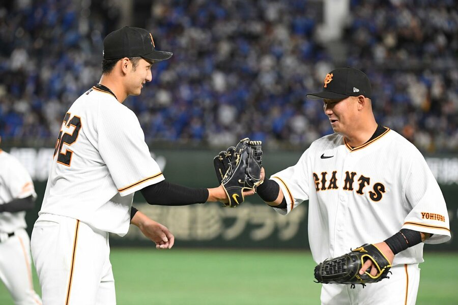 大阪桐蔭出身の横川(左)にとって、中田翔は先輩に当たる（2023年）