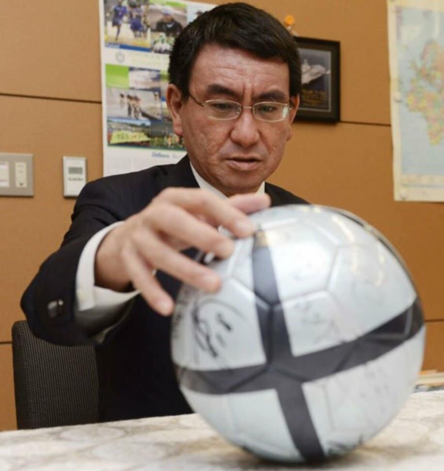  サッカーボールを見つめる河野氏(２０１２年４月撮影)