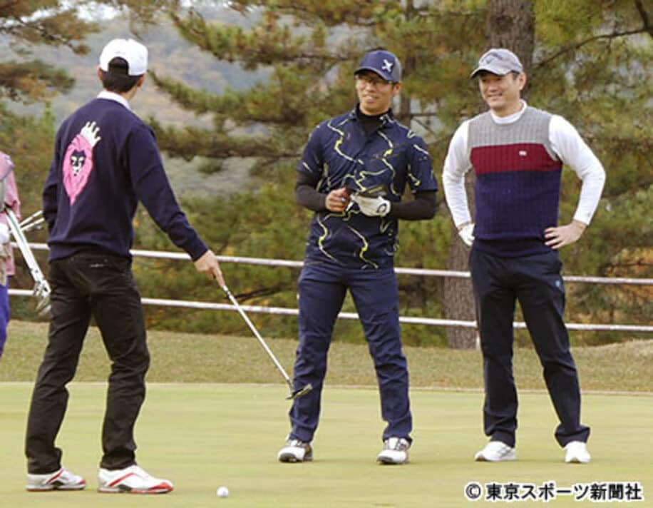  後輩たちとゴルフを楽しむ岩瀬氏（右）