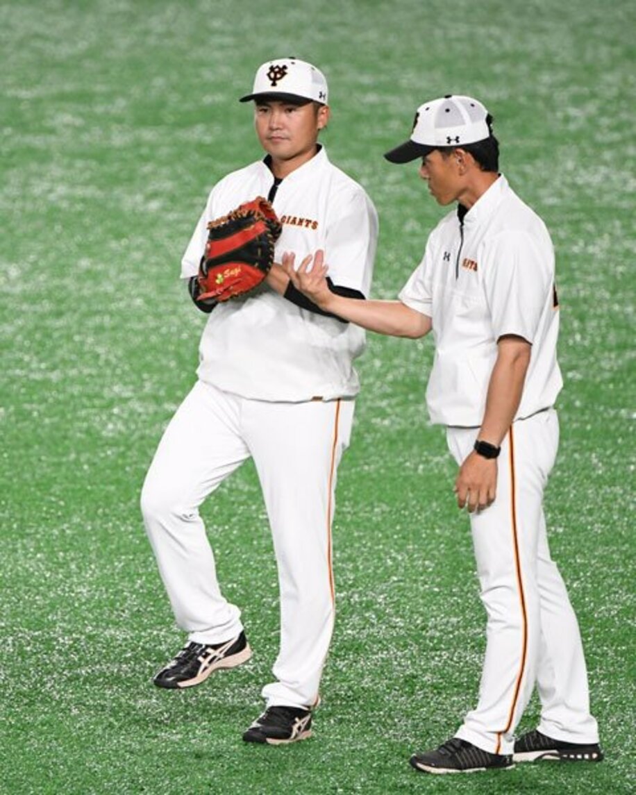  来季から一軍担当となる巨人・杉内投手コーチ(左)