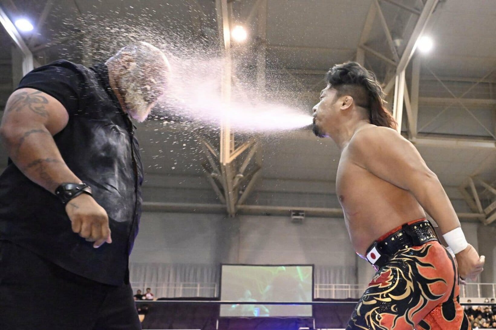 ドン・ファレ(左)にウイスキーミストを噴射する鷹木信悟