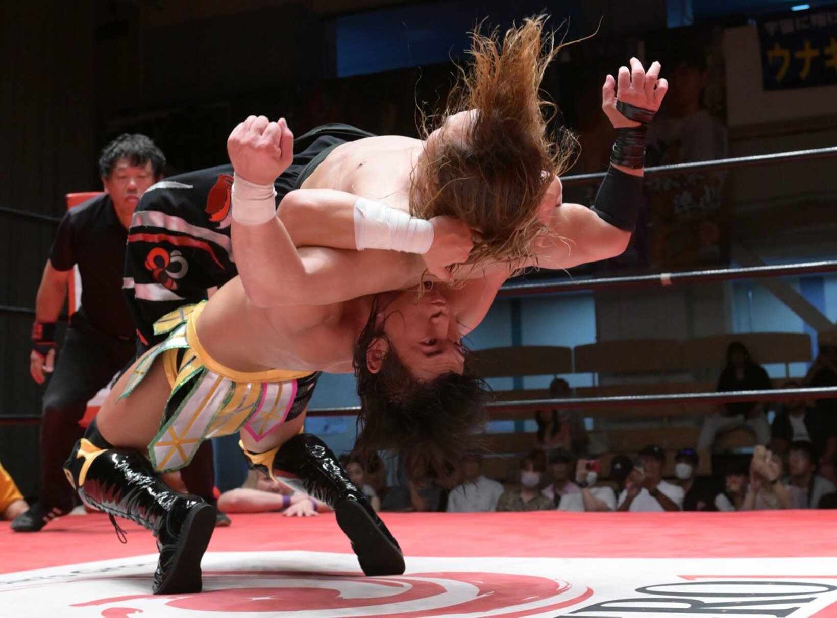 ドラゴンスープレックスを決める松永