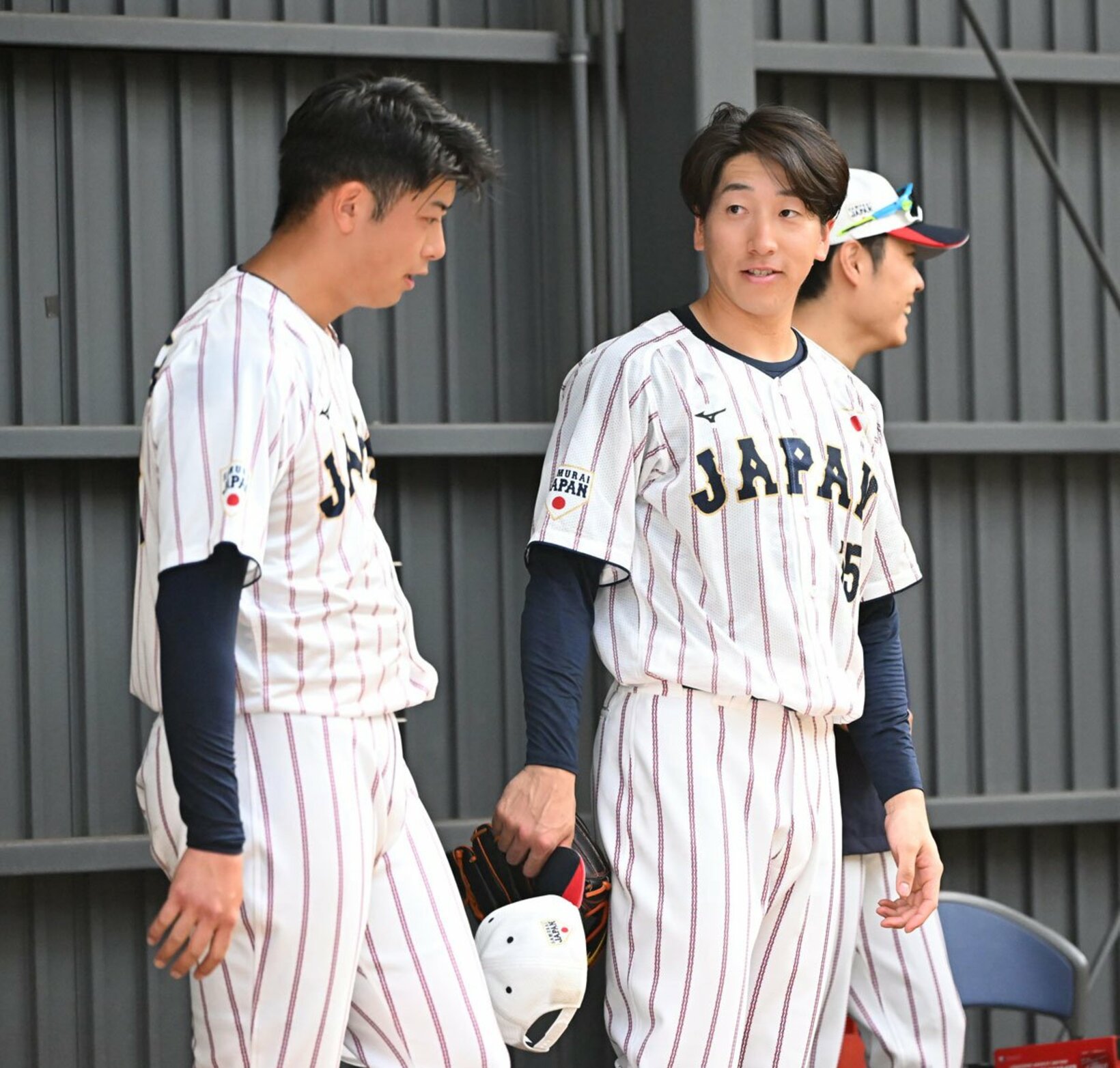 中日のセーブ王・松山晋也(左)と会話する巨人・大勢