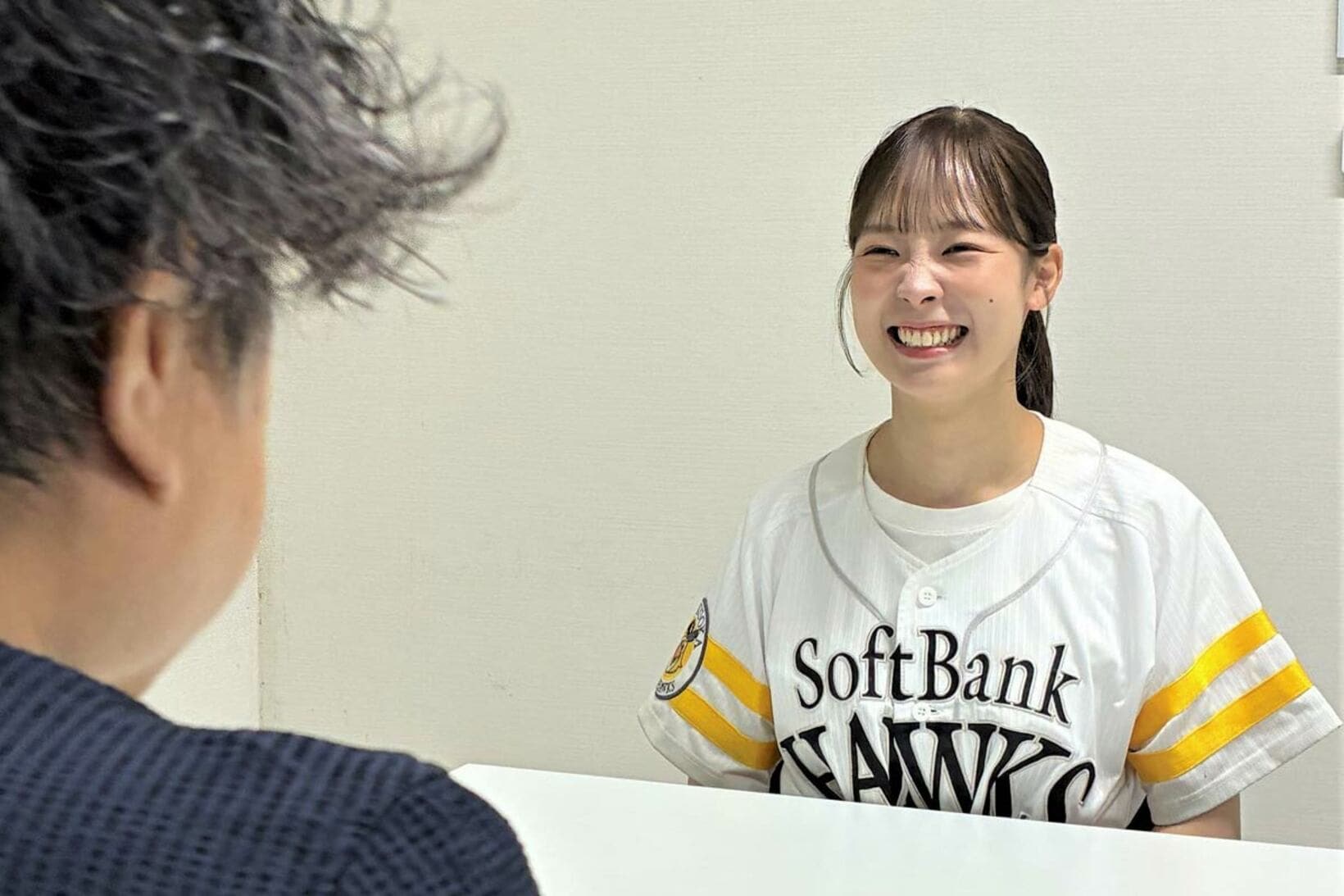 インタビュー中も笑顔がはじける杉山奈々