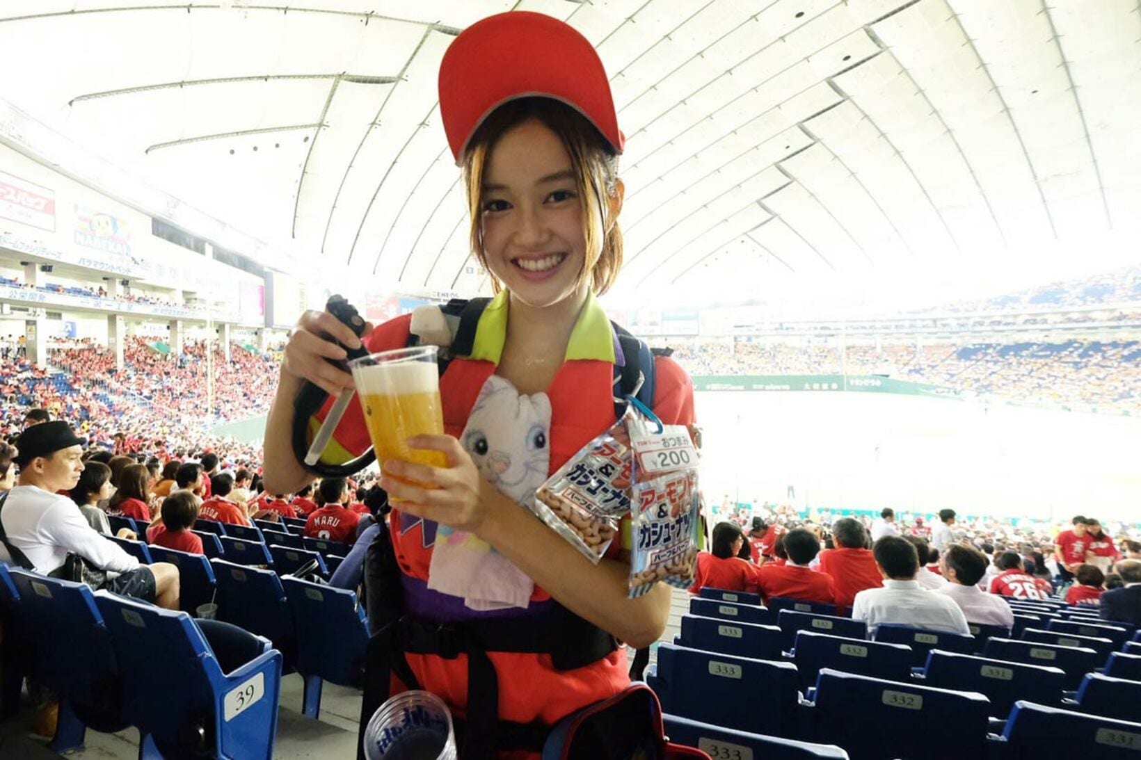 学生時代、東京ドームでビールの売り子をする浜﨑アナ（提供写真）