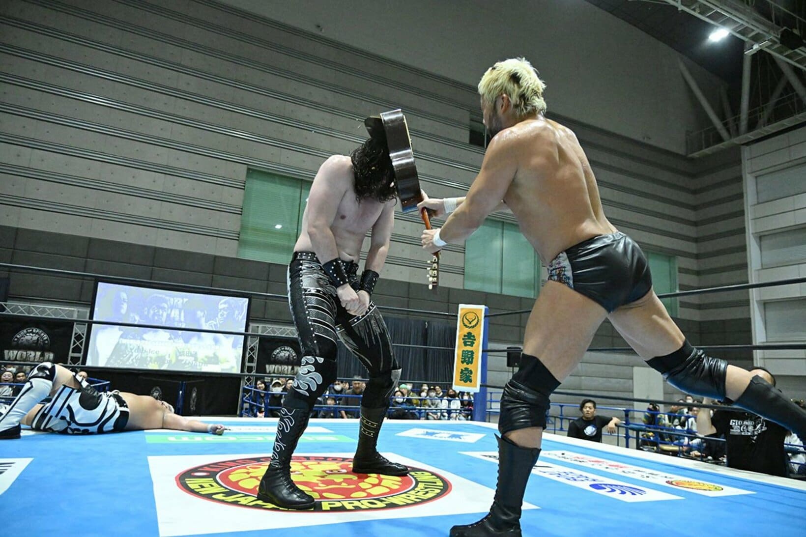 OSKAR(中)に痛烈なギターショットをカマすSANADA