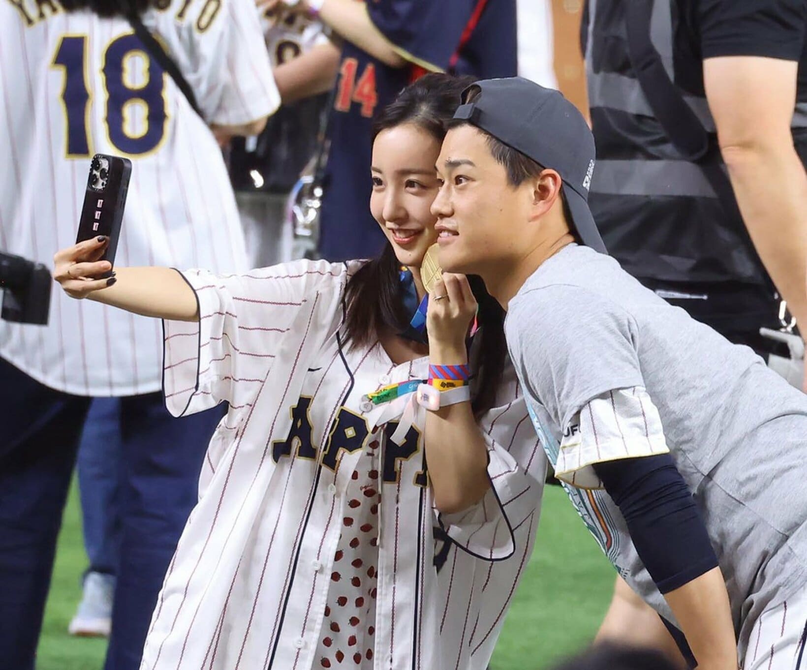 夫のヤクルト・高橋奎二(右)と夫婦で自撮りする板野友美