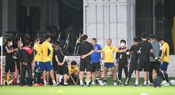 長友（中央）は両手を広げて新ヘアを猛アピール