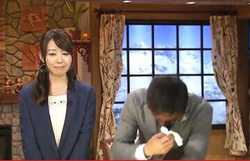 号泣して顔を伏せた荻原次晴氏（ユーチューブから）