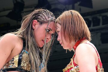 初代ワールド王座をかけて戦うジュリア（左）とＳａｒｅｅｅ