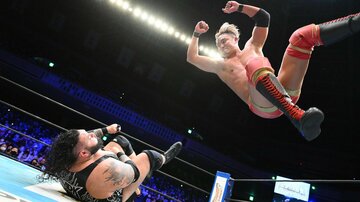 JONAH(左)にダイビングエルボードロップをきめるオカダ