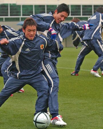 同級生の平山相太と練習で競り合う中村北斗（2004年）