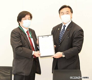  木谷氏（左）は馳議員に要望書を提出した