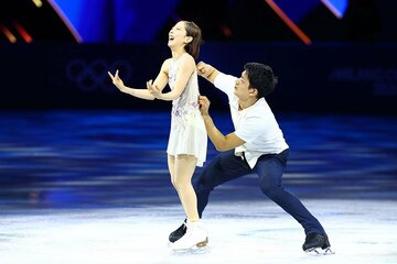 エキシビションで閉め忘れていた三浦璃来(左)の背中のファスナーを上げる木原龍一