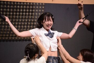 くすぐられて悶絶する宮本なる