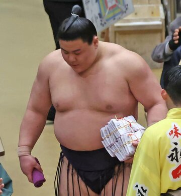 懸賞金を持って花道を引き上げる義ノ富士