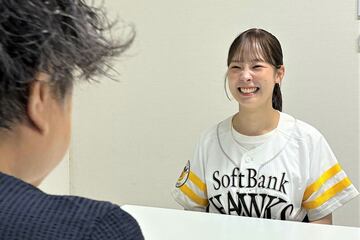 インタビュー中も笑顔がはじける杉山奈々