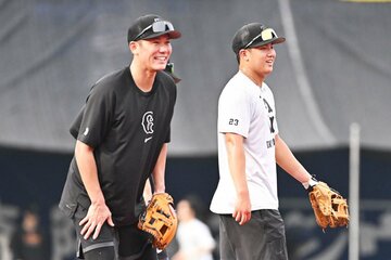 ともにドラフト1位の高卒内野手と、共通点の多い巨人・坂本勇人(左)と石塚裕惺