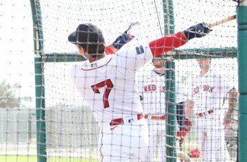 背番号７を付けたユニホームを着用して練習する吉田正尚（カメラ・カルロス山崎）