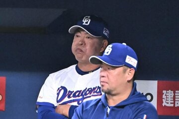 厳しい表情で戦況を見つめる中日・井上監督（左）　