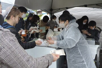ざこばの朝市の特売品に多くの買い物客が集まった