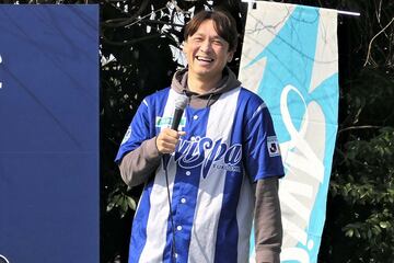 笑顔でトークショーを行う中村北斗さん