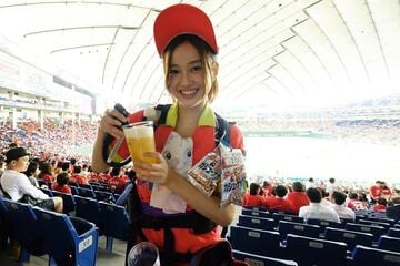 学生時代、東京ドームでビールの売り子をする浜﨑アナ（提供写真）