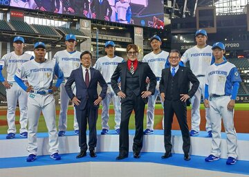 新入団選手発表イベントに参加したエドポロケイン（前列左）。同右は１位・大川慈英