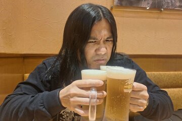 ファミレスで酒をあおる佐々木大輔