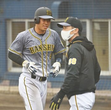  阪神・佐藤輝（左）と矢野監督