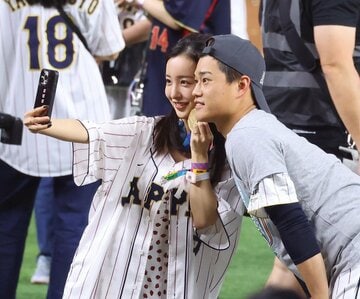 夫のヤクルト・高橋奎二(右)と夫婦で自撮りする板野友美