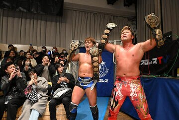 第１００代王者になった青柳優馬（左）と宮原健斗