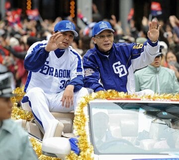  優勝パレードで声援に応える落合監督（右）と森野