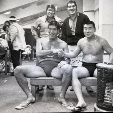  馬場は国際初登場でグレート草津（右）と快勝。後方左からマイティ井上、ストロング小林