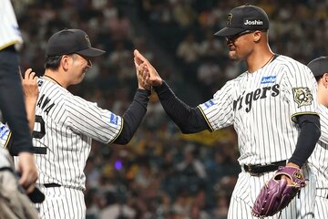 藤川監督と笑顔でタッチするデュプランティエ