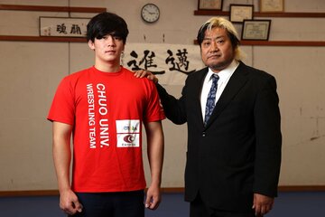 中大時代の安齊勇馬(左)。右はスカウトした諏訪魔（2021年）