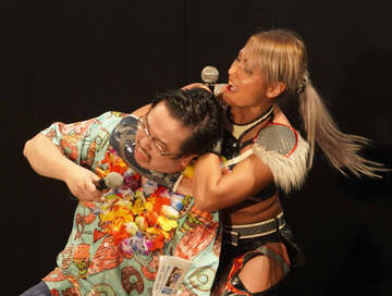  ブシロード社員をを締め上げるジュリア(東スポWeb)