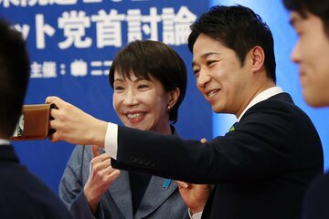 「ニコニコ生放送」の党首討論会を終え、日本維新の会の藤田文武共同代表（右）と記念撮影する自民党の高市早苗総裁（代表撮影）