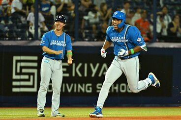 ９回に３ランを放ち、笑みが止まらない日本ハム・エドポロケイン(右)