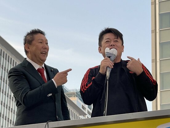 NHK党の立花党首(左)とホリエモン(東スポWeb)