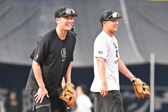 ともにドラフト1位の高卒内野手と、共通点の多い巨人・坂本勇人(左)と石塚裕惺