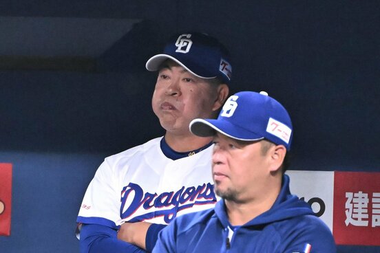 厳しい表情で戦況を見つめる中日・井上監督（左）　