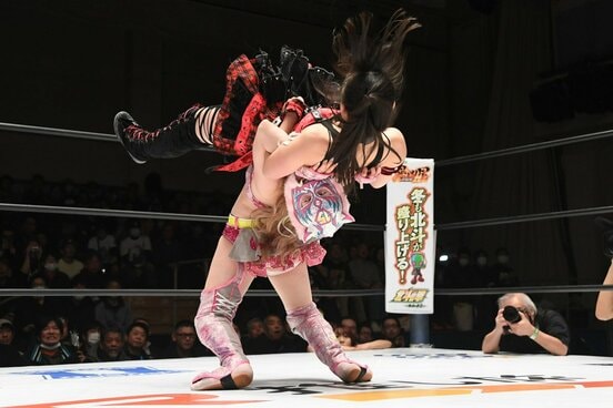 古沢稀杏にタイガー・スープレックスを決めるスターライト・キッド