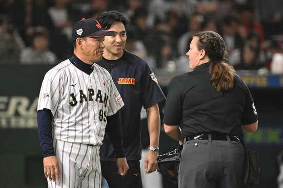 審判団と話をする井端監督