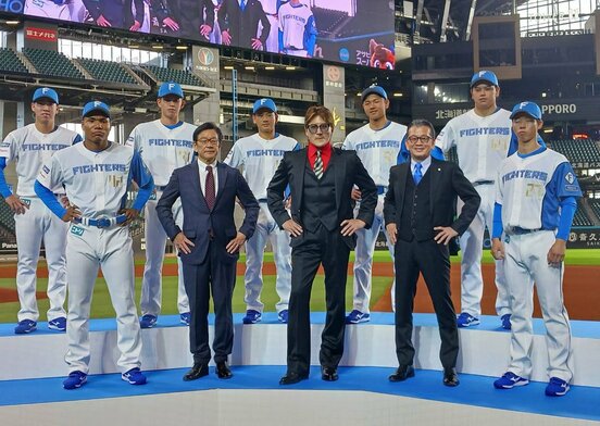 新入団選手発表イベントに参加したエドポロケイン（前列左）。同右は１位・大川慈英