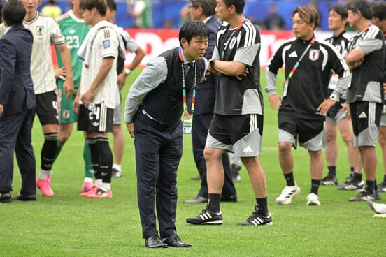 試合後、サポーターにあいさつする森保一監督
