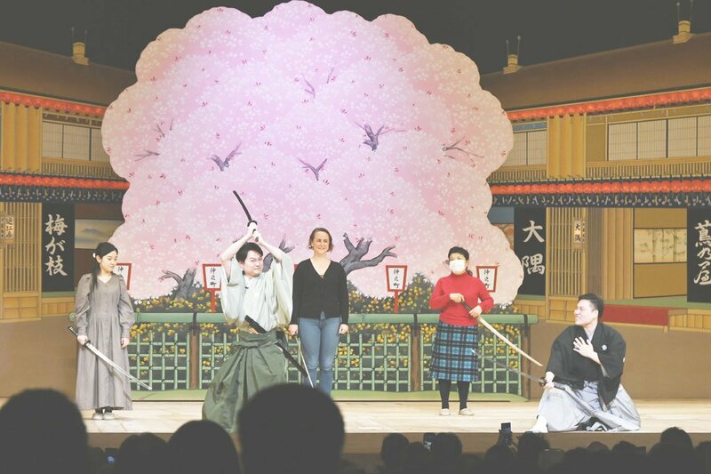 観客4人を舞台に招き入れ、歌舞伎の立ち廻りを実演
