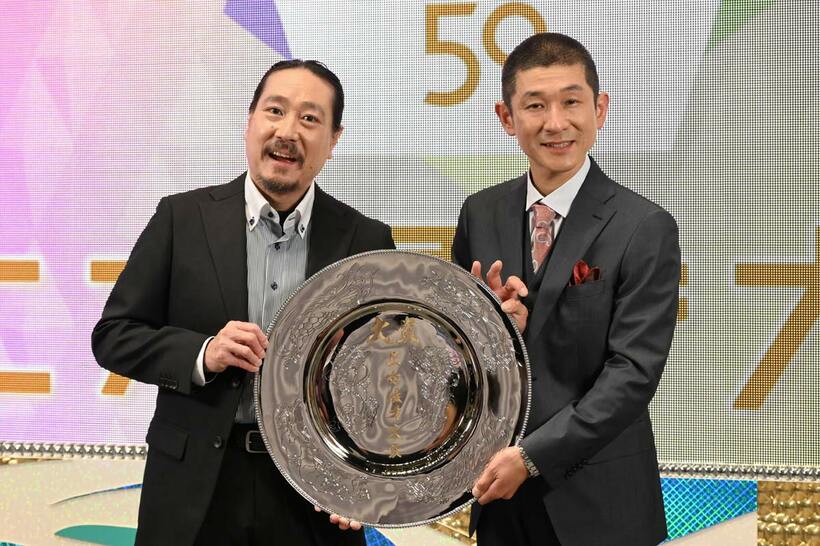 笑い飯の西田幸治(左)と哲夫