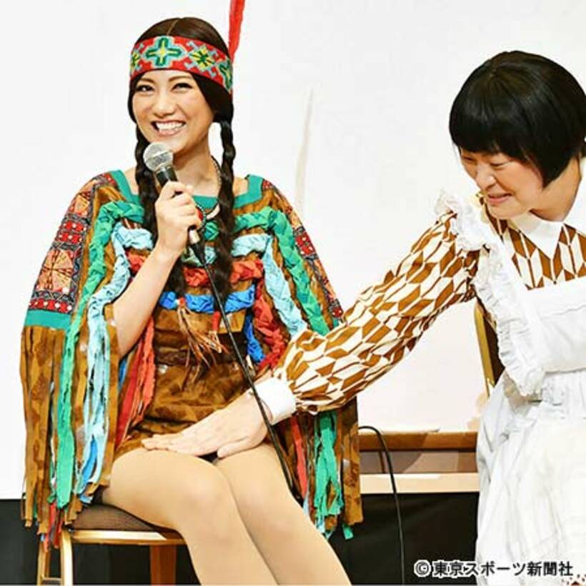 超ミニスカ衣装の宮澤佐江。久保田磨希（右）は下着が見えないように手で隠した
